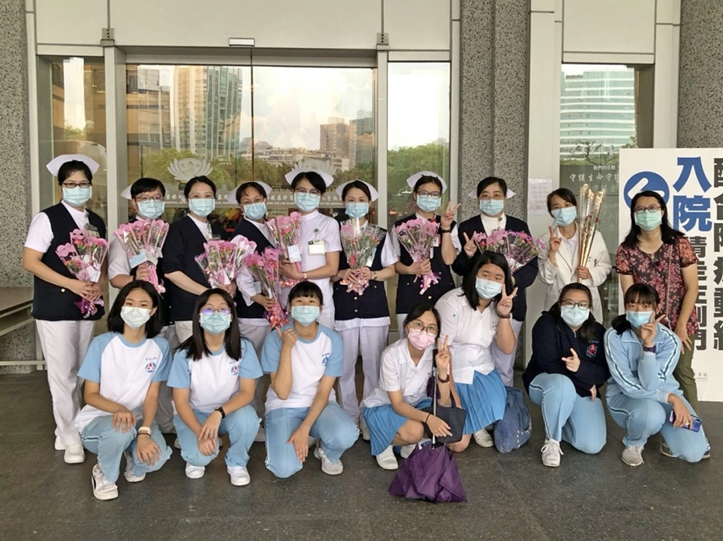 崇光女中學生將義賣所得的款項購買康乃馨，贈送予護理師表達感謝。