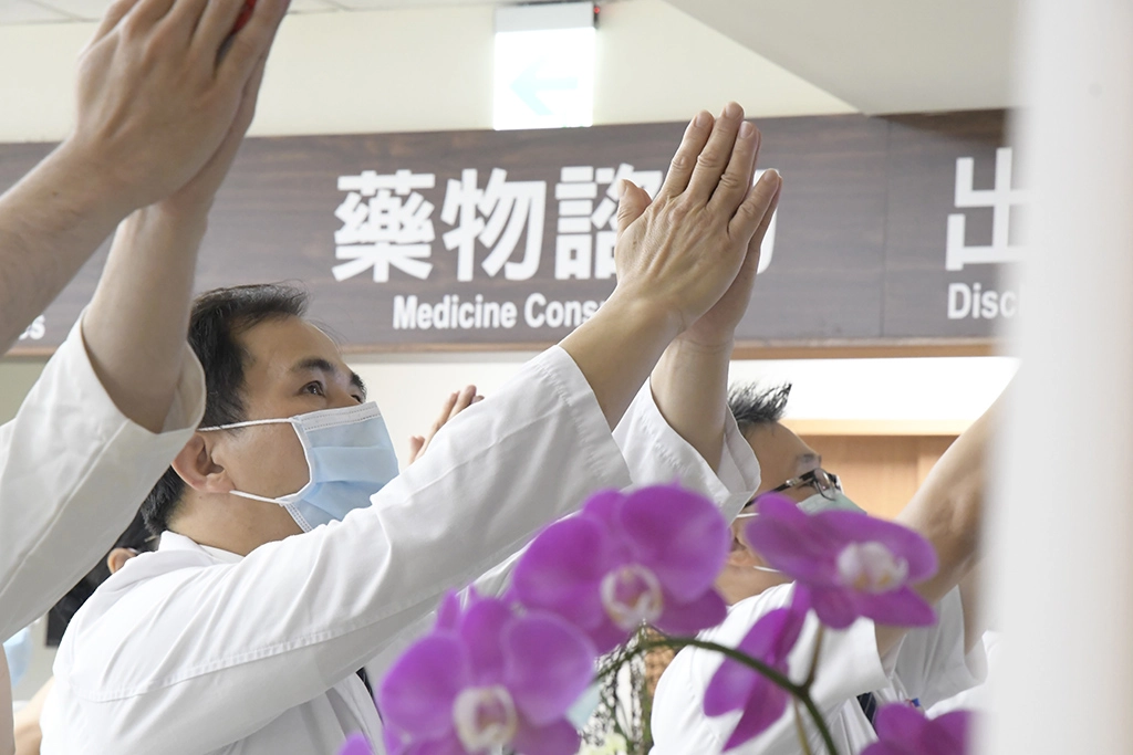 斗六慈院簡瑞騰院長帶領五十位醫護同仁藉由浴佛，虔誠祈願早日消弭災疫，大家健康、平安。
