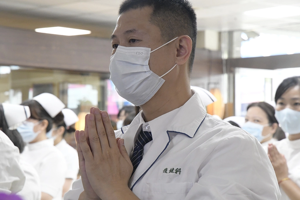 復健師黃科銘隨著浴佛儀式的進行、在唱誦中反省自己，也洗滌心靈。