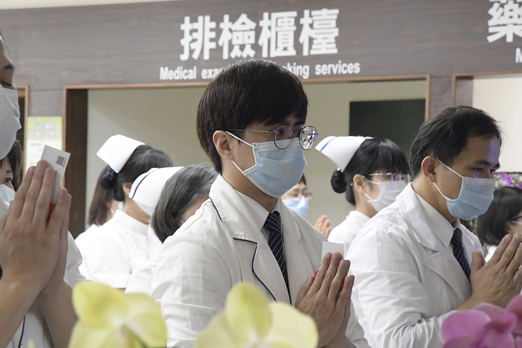 職能治療師吳岳庭虔誠祈禱，浴佛深受感動。