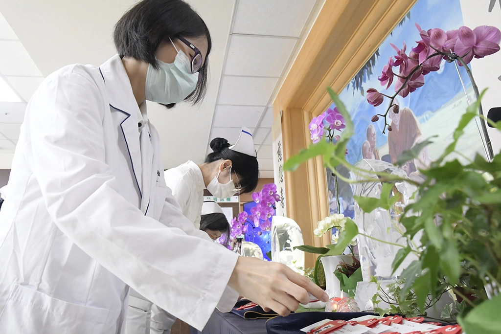 第一次參加浴佛的營養科醫師黃雅鈺，浴佛學習利己利人的精神，覺得非常有意義。
