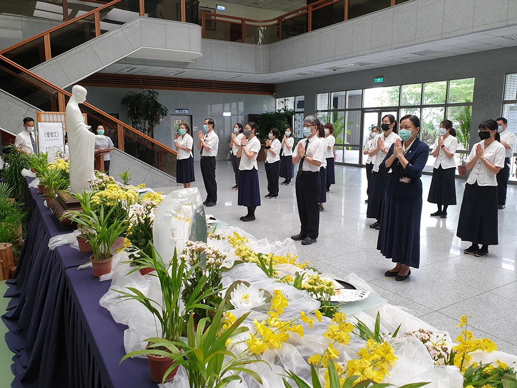 今年因為疫情的關係，慈濟大學浴佛改為流動式浴佛，在慈悲喜捨大廳設置浴佛台，讓師生可以自由浴佛，今天由劉怡均校長帶領師生進行浴佛典禮。