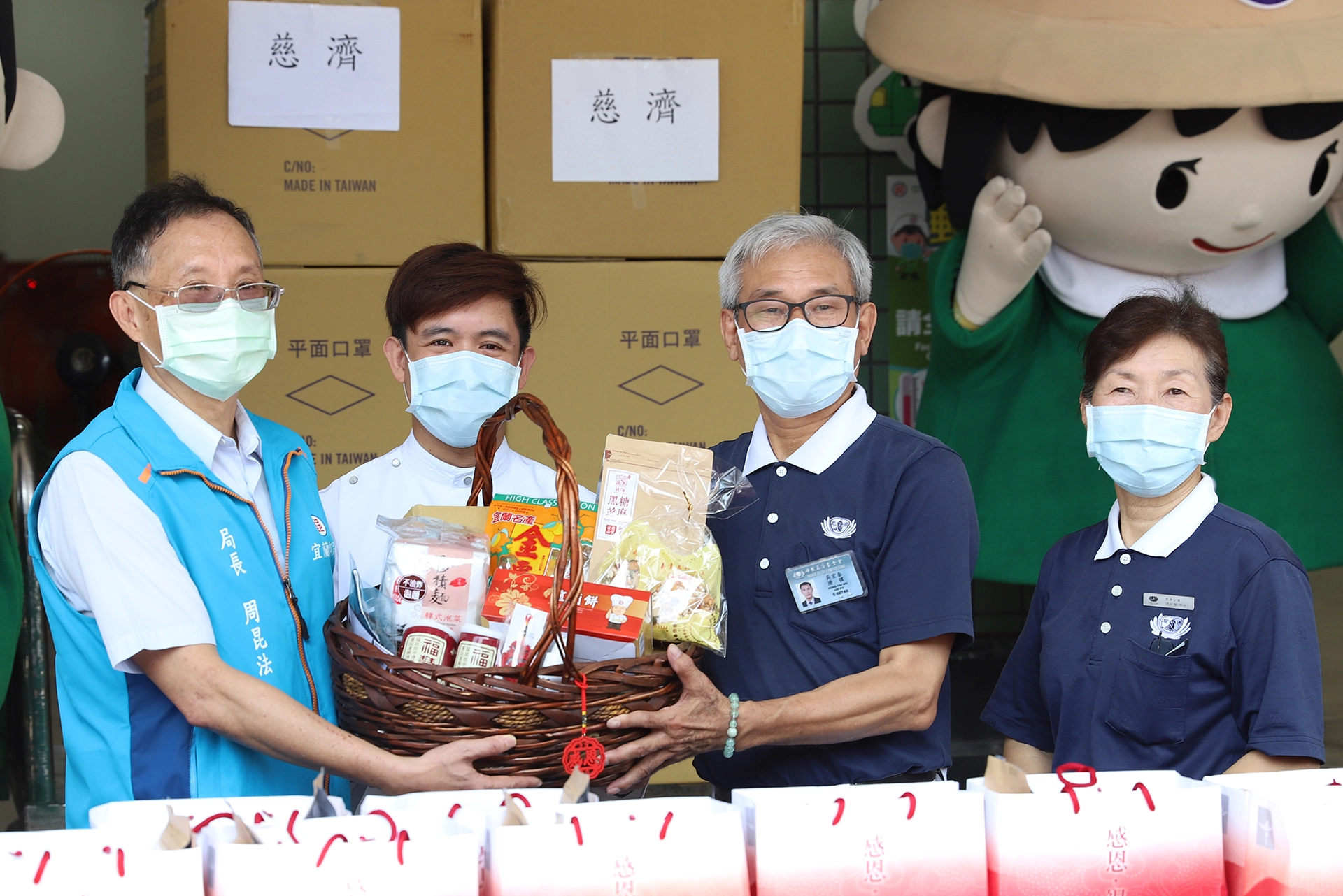 慈濟贈送感恩祝福禮給郵局，宜蘭郵局局長周昆法 (左)、 羅東聖母醫院安恆立神父(中)、慈濟資深志工吳宏泰(右二)，感激這群默默付出「罩」顧著大家的郵務英雄們。