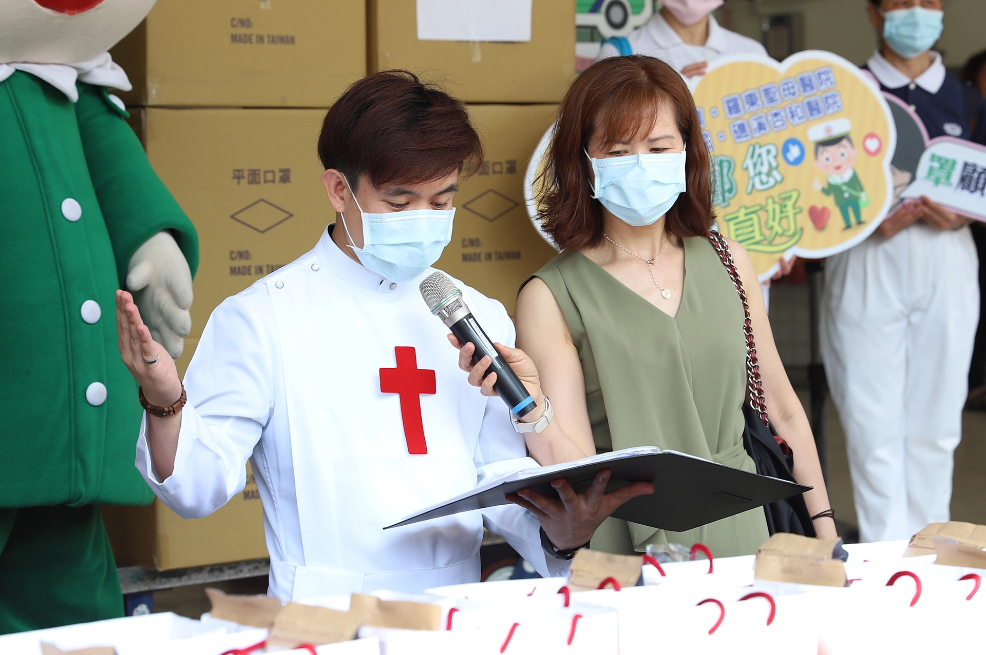 安恆立神父為全球疫情與郵務人員祈禱祝福。