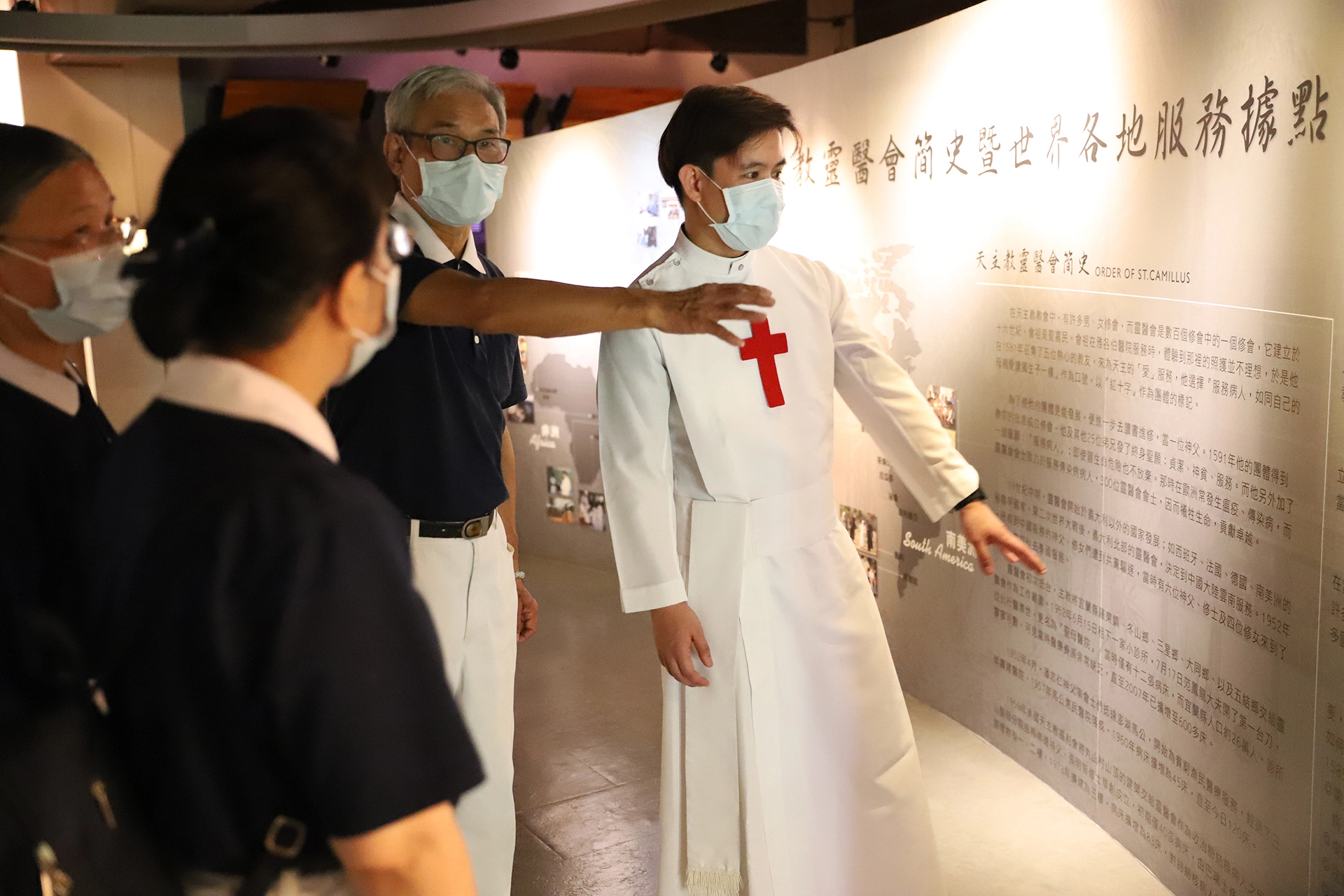 安神父帶領慈濟志工走訪靈醫會文史館，了解靈醫會。