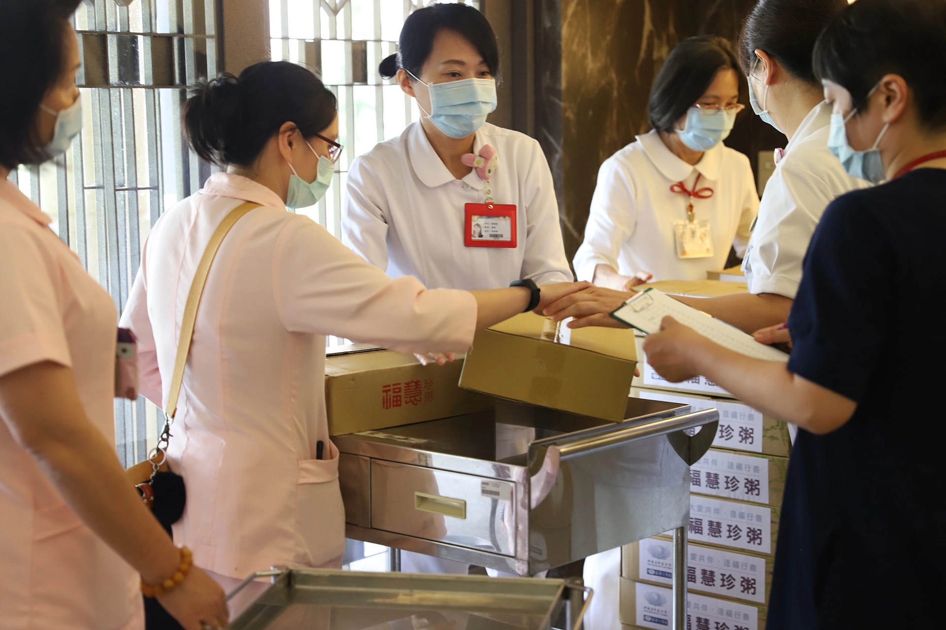 慈濟志工一瓶瓶拿給護理人員，各單位也推著車來領用，大家都抱持著感恩的心，期盼全球疫情能盡快消弭。