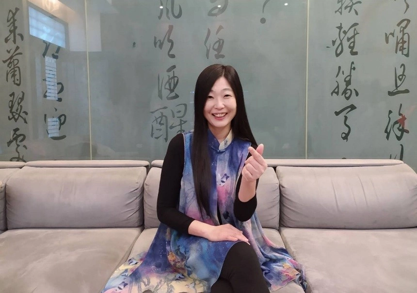 蔡芳玲老師於辦公室留影