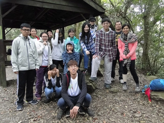 蔡芳玲（後排右五）每學期會帶學生一起登山