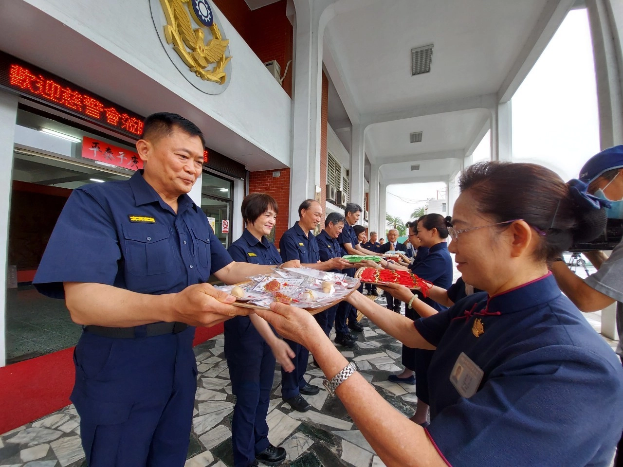 台中慈警會還準備了「手工肥皂」期盼「皂」福人群，以及手工粽子造型的吊飾象徵好事接「粽」而來，並有祈福手機架，比喻站穩腳步，平安吊飾給予祝福與福袋表示福事連連。