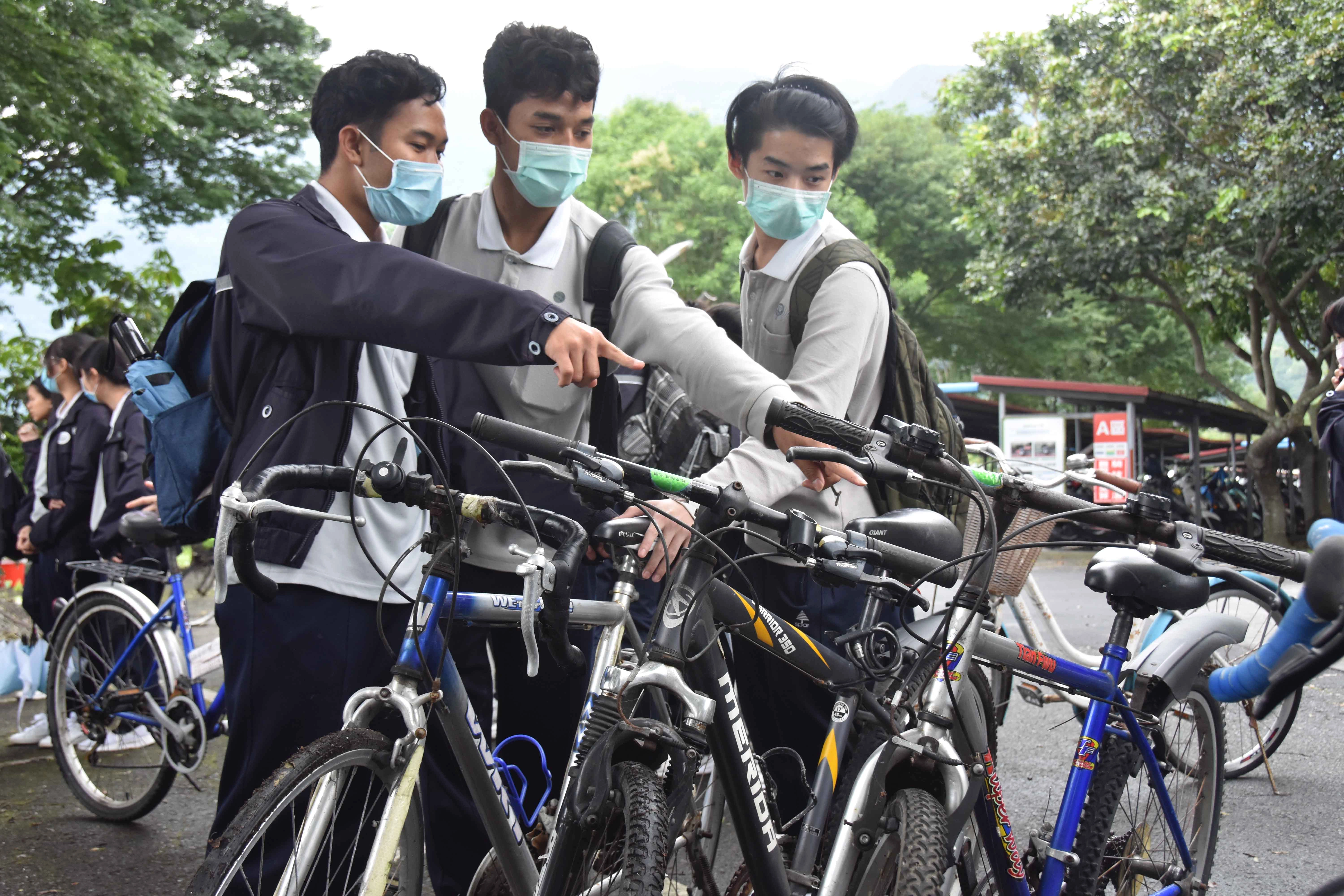 學生提早來物色腳踏車。