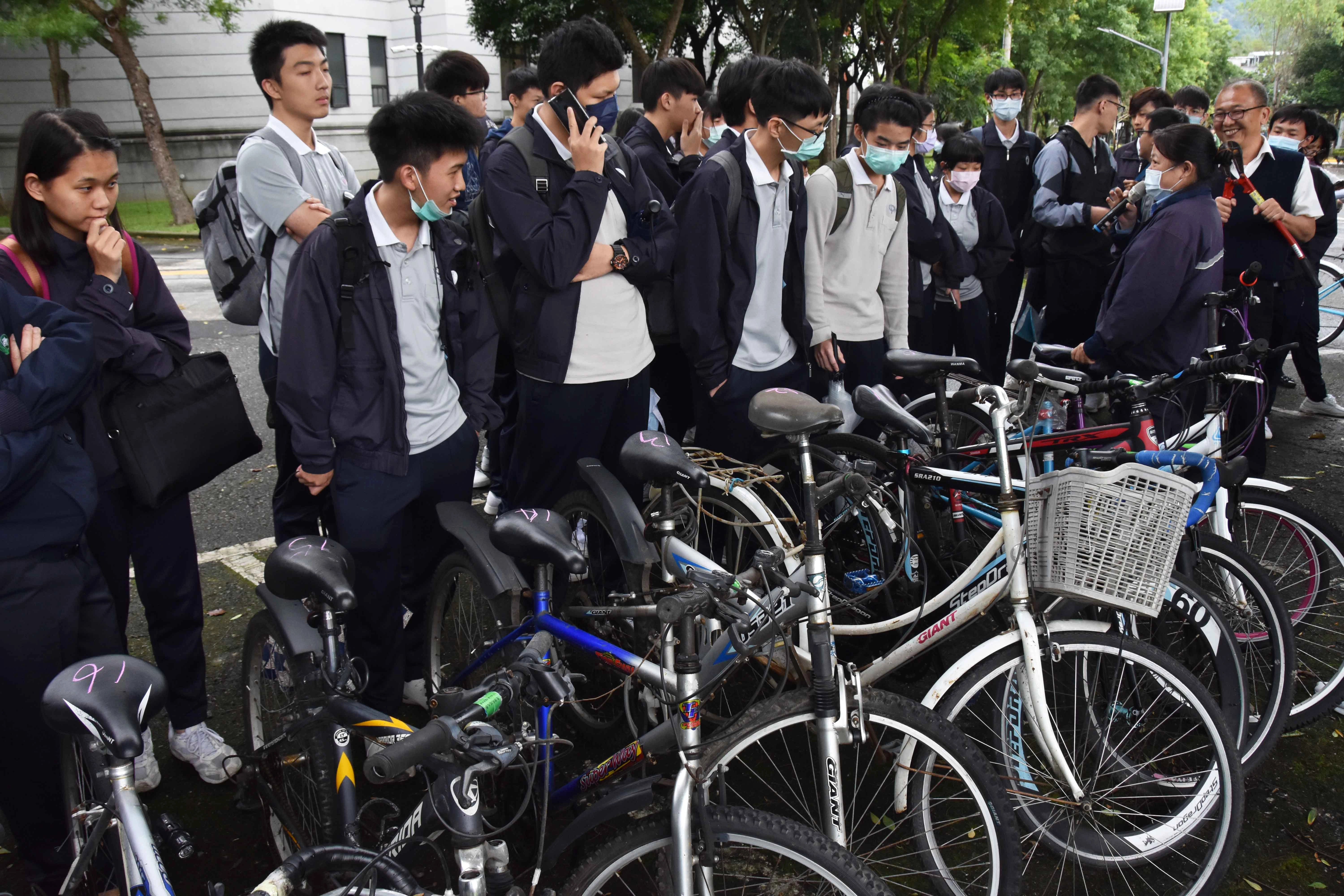 28台廢棄腳踏車，不論廠牌、新舊，通通100元起標。