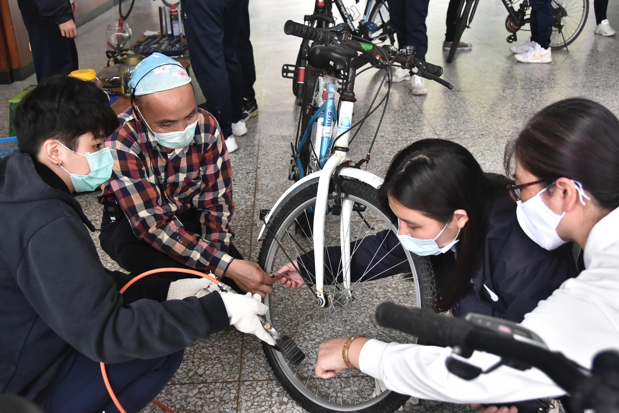 學習維修腳踏車，同時培養愛物惜福的觀念。