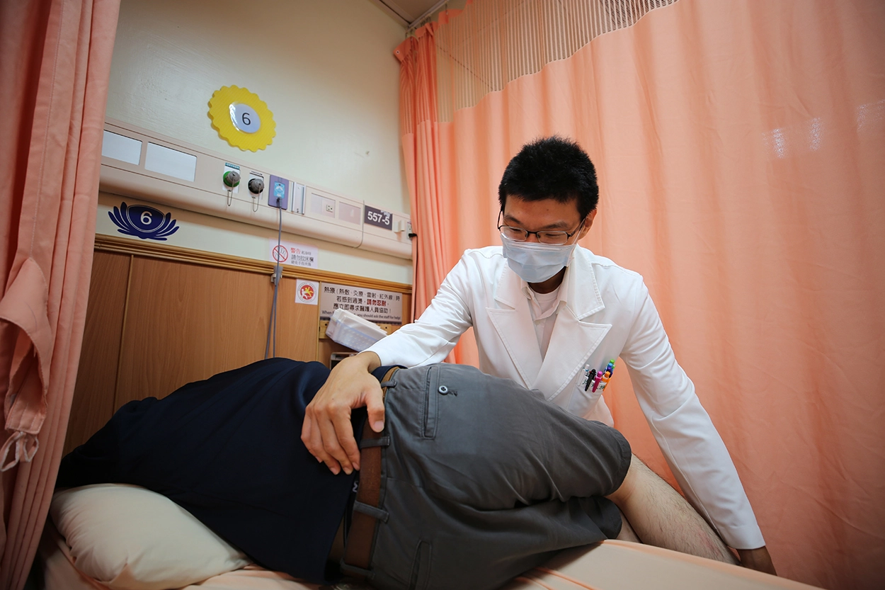 「下交叉症候群（lower cross syndrome)」嚴重的情況還可能造成脊椎滑脫的問題。