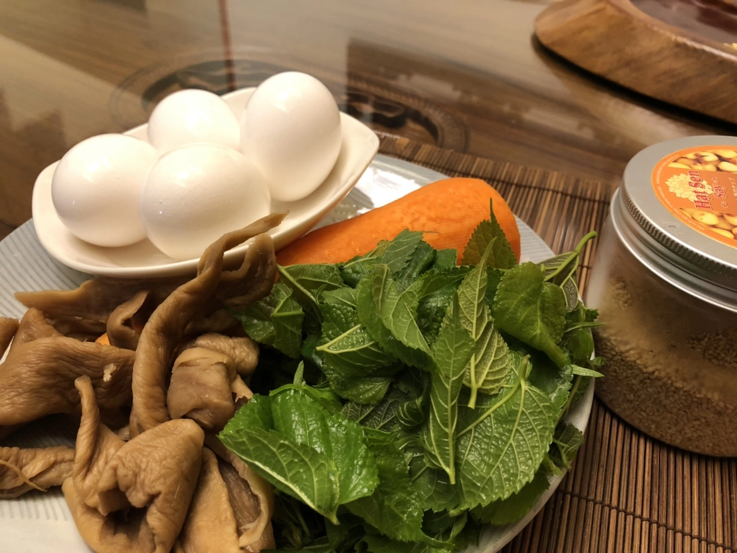 蘿蔔乾泡水去鹹，瀝乾水分切末備用