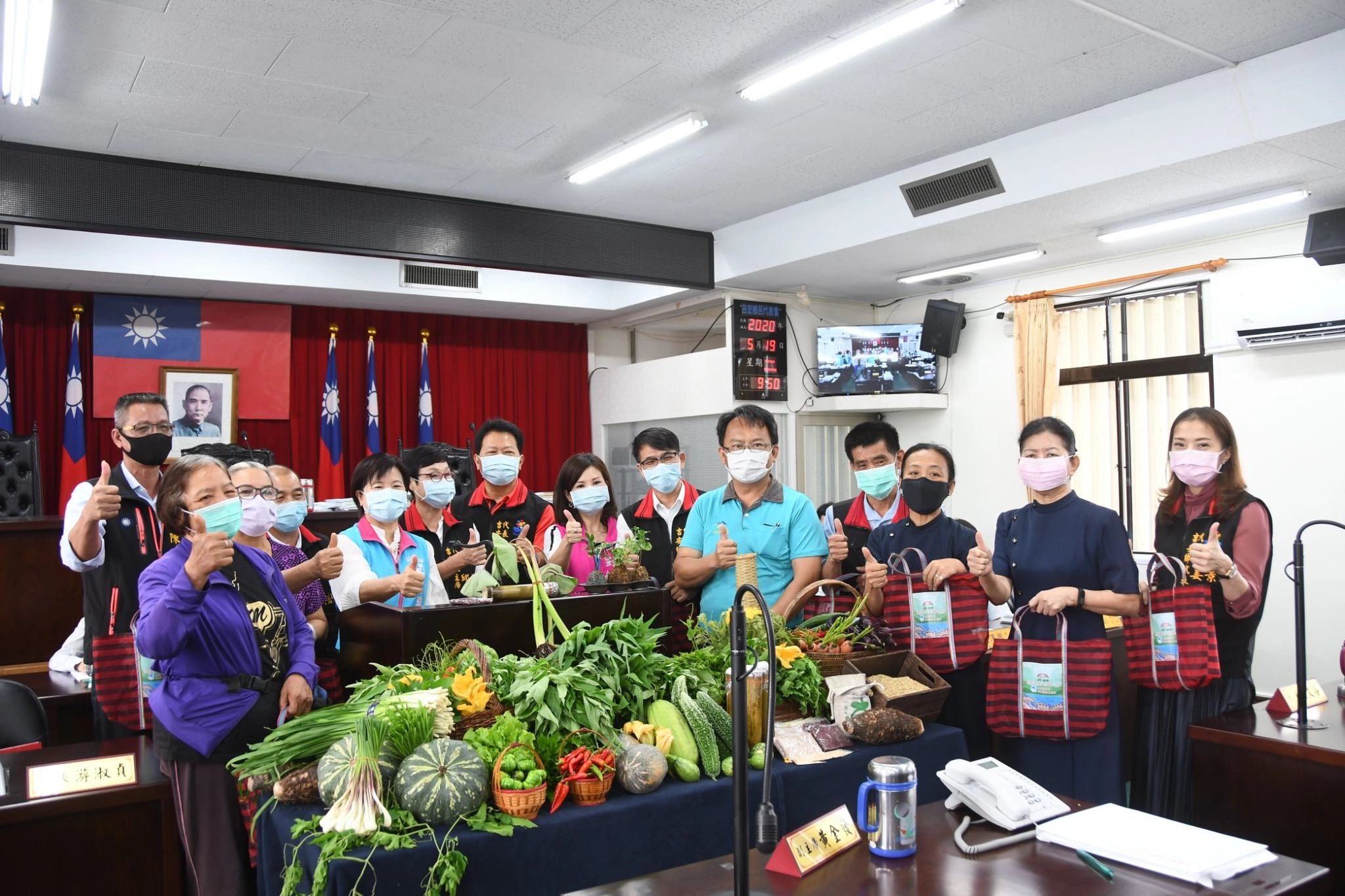 吉安鄉長游淑貞率領一級主管在施政報告大會前，與代表會、農會、吉安戶政共同響。