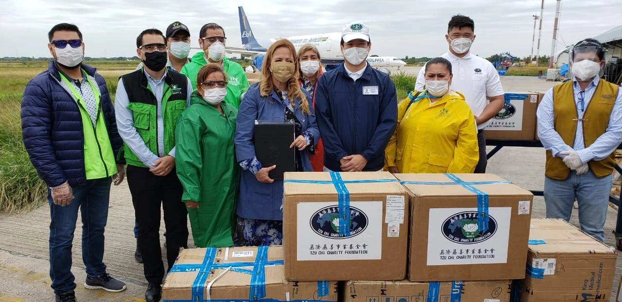 玻利維亞慈濟志工5月13日捐贈防疫物資給當地醫院，由當地市長、市議員等代表。(圖為玻利維亞慈濟志工提供)