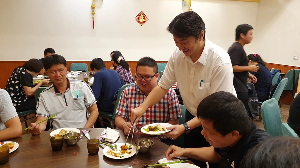 魏嘉賢說，受到疫情影響，慈濟推動全球祈福、茹素活動，進而推廣茹素防疫新觀念。