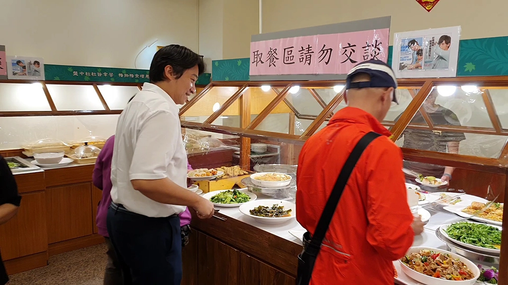 魏市長邀請主任秘書翁美華、課室主管及秘書到花蓮相當有人氣的常春藤素食餐廳用餐。