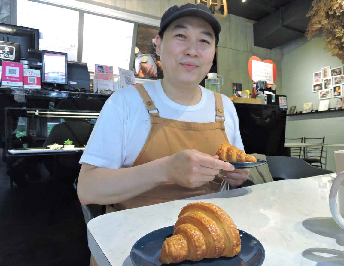 高挑斯文的蔡易勳是一位美食專家，近年來鑽研法式修頌、可頌麵包烘焙並且自行開業，他挑戰廚藝也分享成果，一如他勇於嘗試、不畏艱難的個性，有著樂於助人也充滿正面能量的態度。