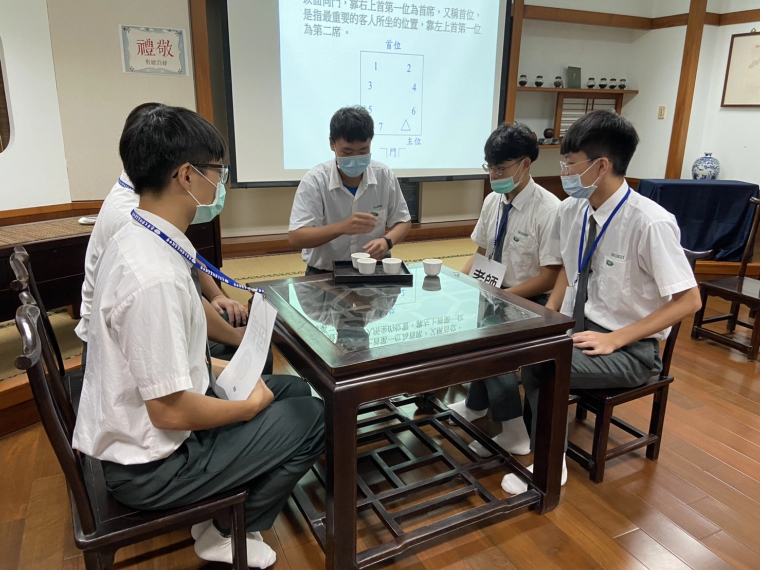 「禮–有禮有理」關卡則透過家中客人來訪、與主管同乘車等情境題，讓學生模擬實境，小組討論後以戲劇方式呈現，教導他們將禮實踐在生活中。