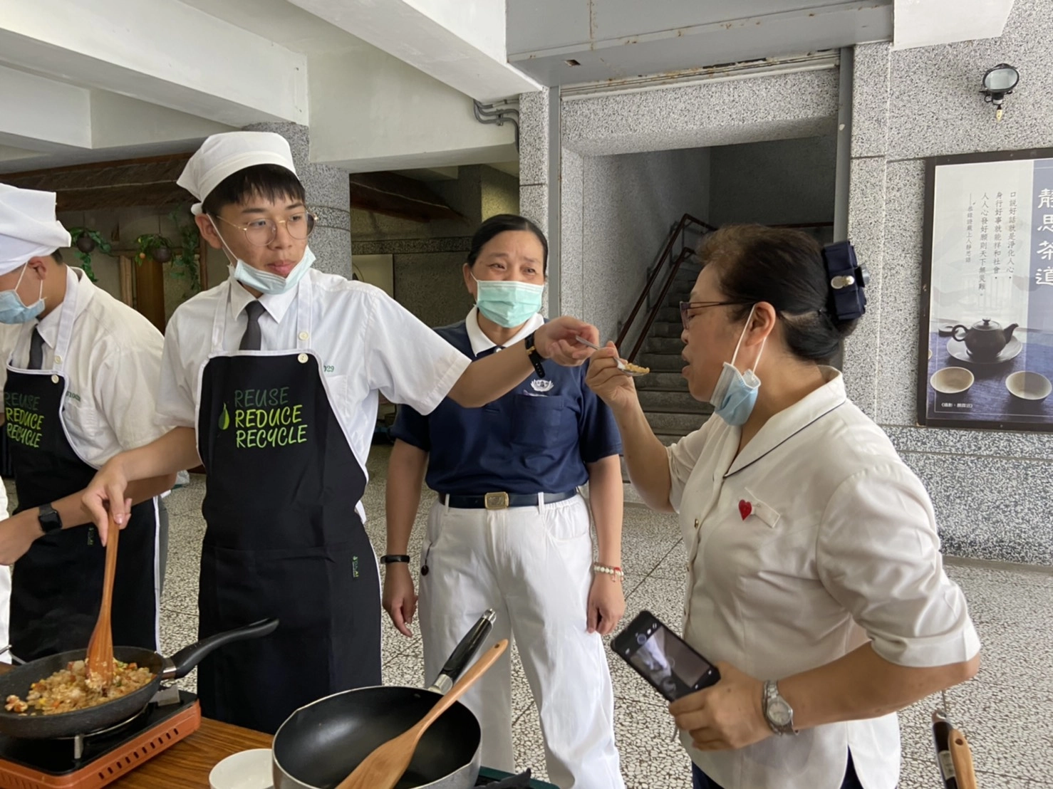 「悲–救將香積」站裡，讓每位學生親自體驗下廚。傅同學第一個完成炒飯任務，還舀了一口給一旁的李校長享用。