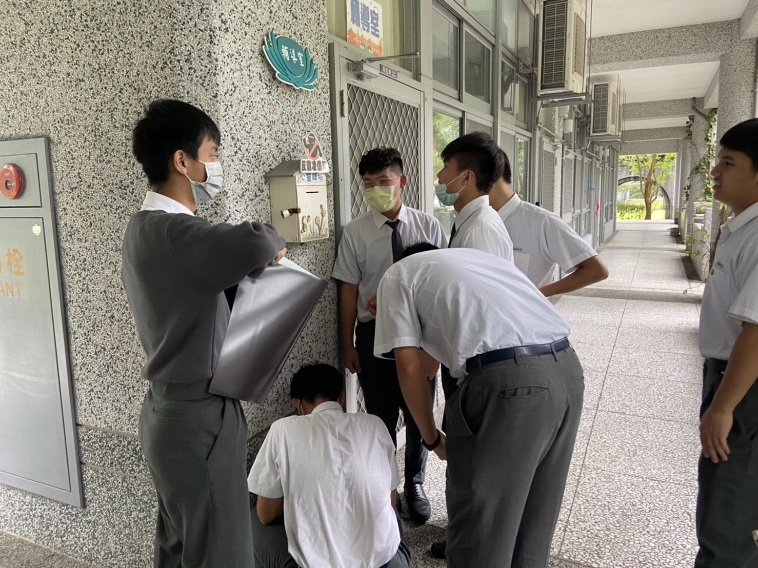 「智-智力全開」站裡，全班分成四組透過圖片尋找校園中的定點。