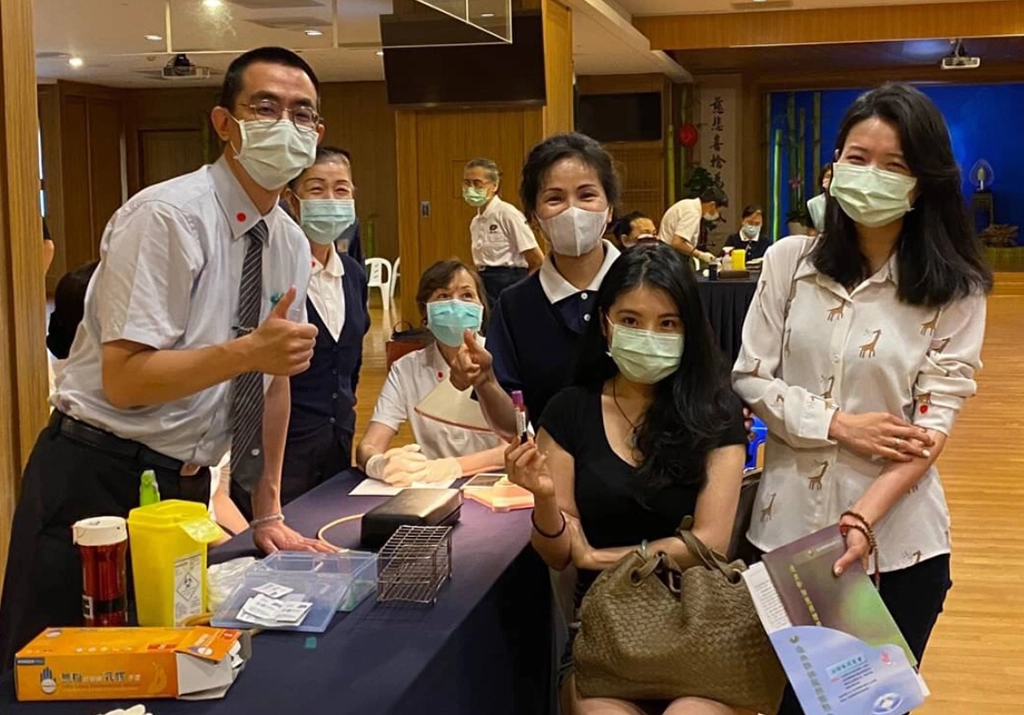蔡女士（右二）開心的拿起自己建檔的血液和朋友拍照留念，也希望姪女能找到配對的人。