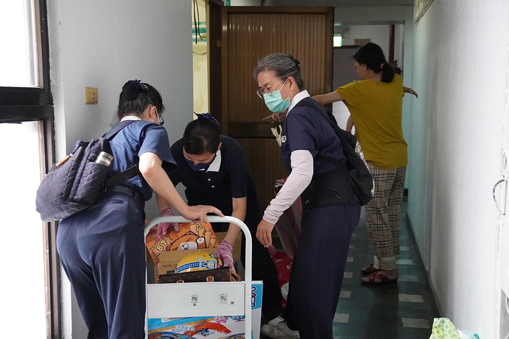 慈濟與臺南市社會福利服務中心一同攜手為小雲母子尋找新的租屋處，臺南市社會福利服務中心莫社工助找房子，慈濟志工協助打掃與搬家事宜。