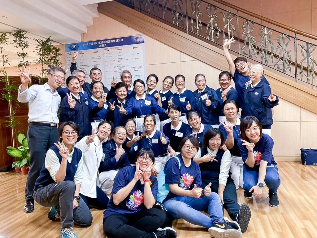 癌症關懷志工群與社服室社工師合照。