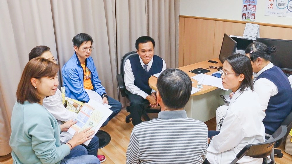 臺中慈院預立醫療照護諮商門診，在場專業人員需有醫師、護理師、社工，右二為吳宛育，中為蔡恩霖醫師。