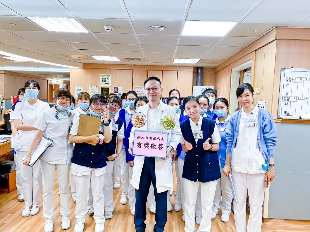 臺中慈濟醫院推動病人自主權利法不遺餘力。圖為家醫科李祥煒主任與護理師群活動合影。