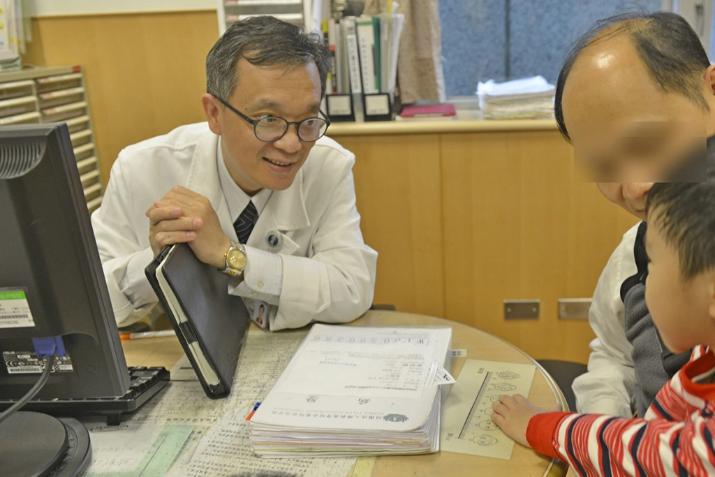 楊緒棣副院長看診照。