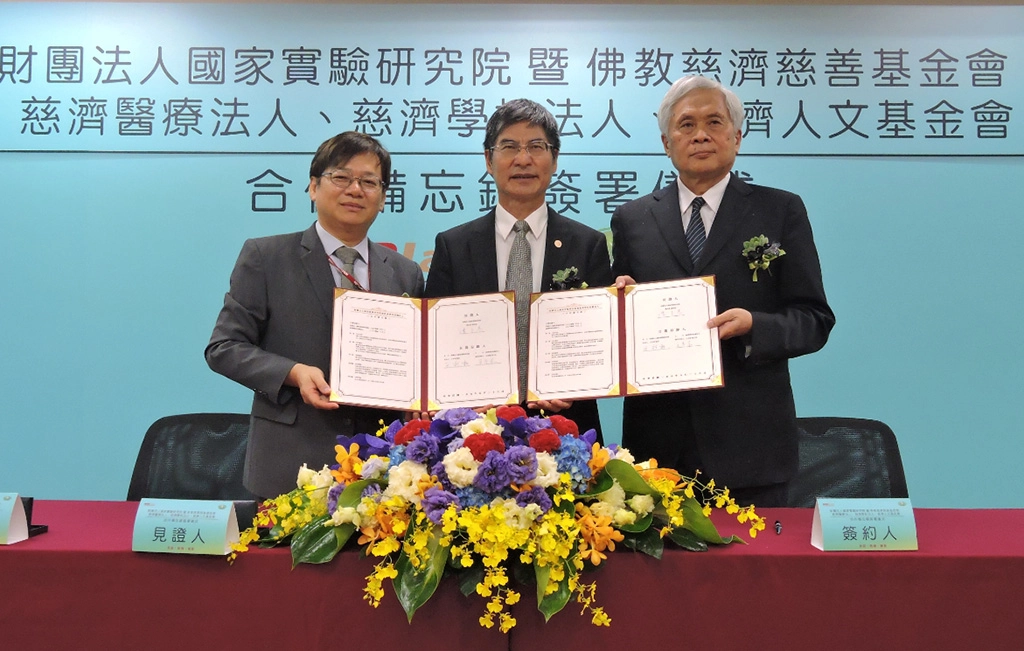 慈濟學校法人由王本榮執行長(右一)代表簽約。