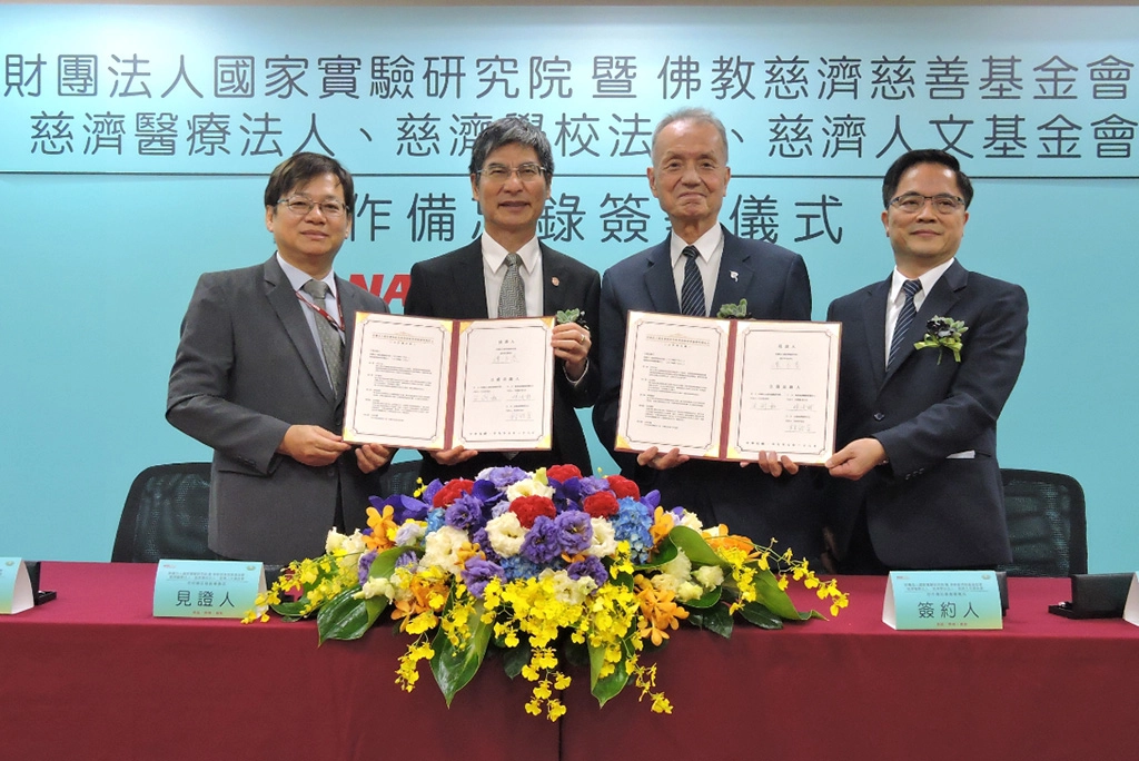 慈濟醫療法人由林俊龍執行長(右二)、花蓮慈濟醫學中心林欣榮院長(右一)代表見證簽約。