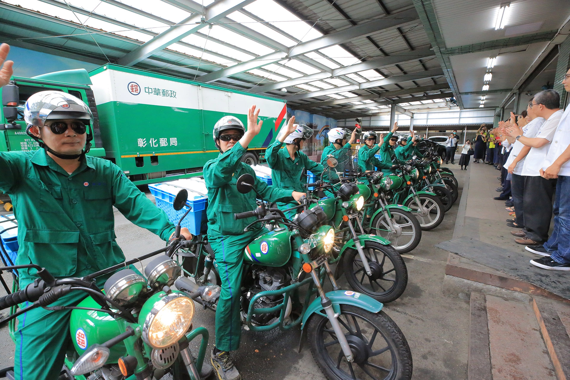 彰化郵局負責彰化縣內8家生產口罩工廠收貨載運，每日上收量約200萬片口罩。