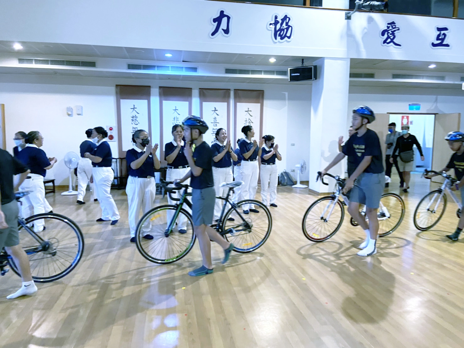 慈濟志工為學子們加油打氣，也期盼盡快得知豐田國中的好消息。