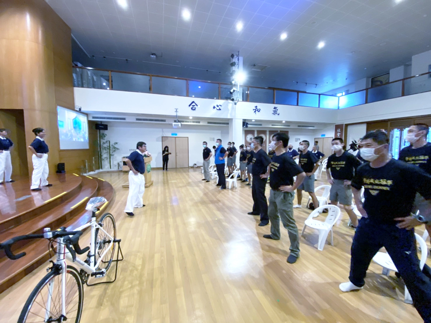 由臺東慈濟志工手語隊帶動跳「幸福美滿呼拉拉」，全體一同動一動。