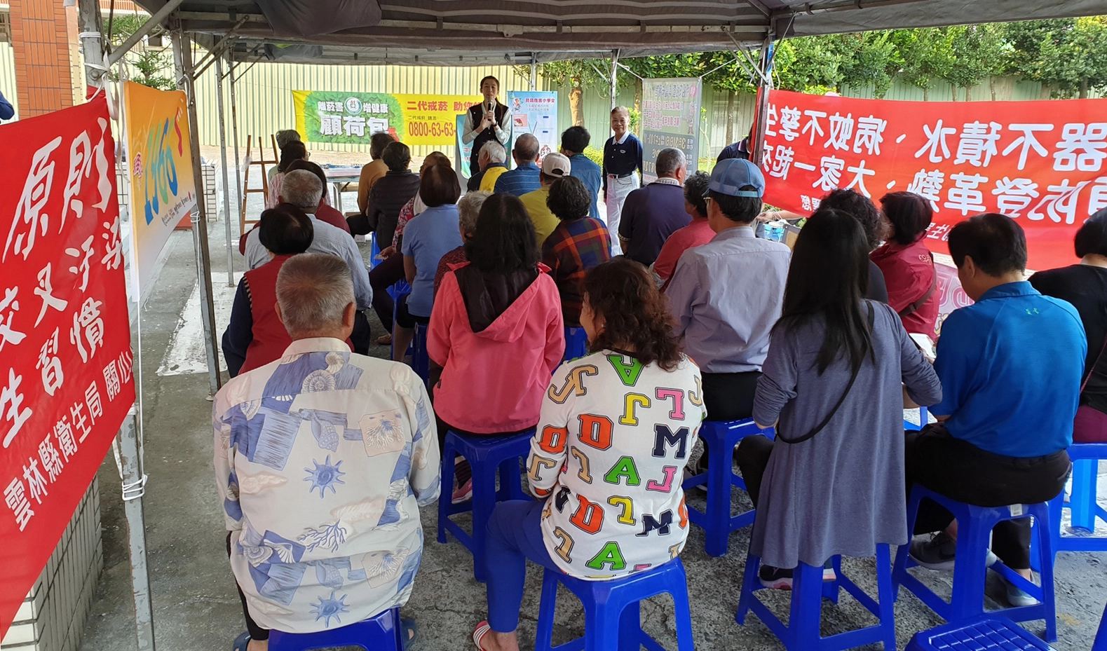 菸害防制宣導︰護理同仁在社區宣導菸害防制。