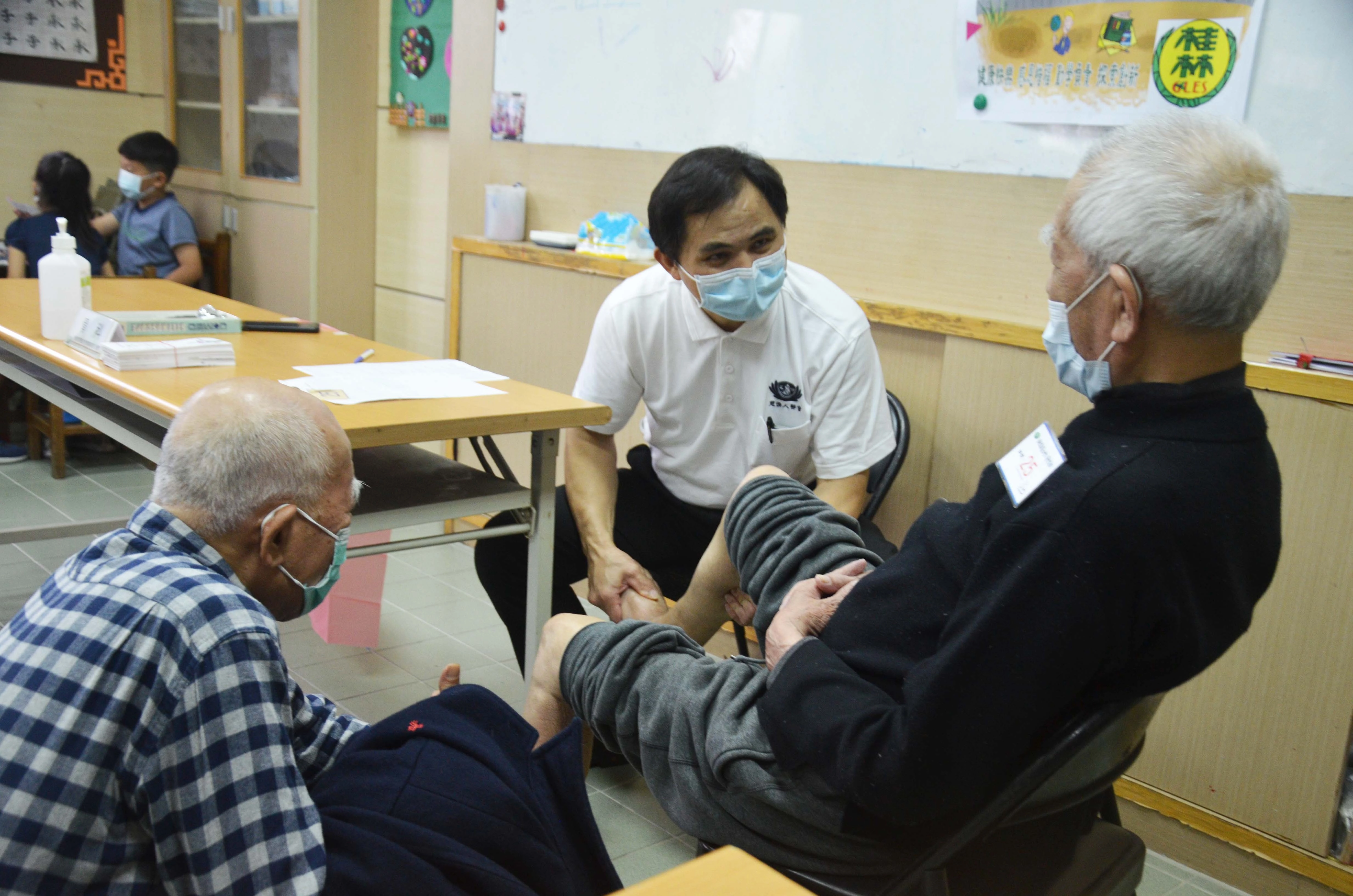 簡瑞騰醫師為雙腳水腫91歲的黃先生觸診後，判斷是內科，轉請林榮生醫師看診。