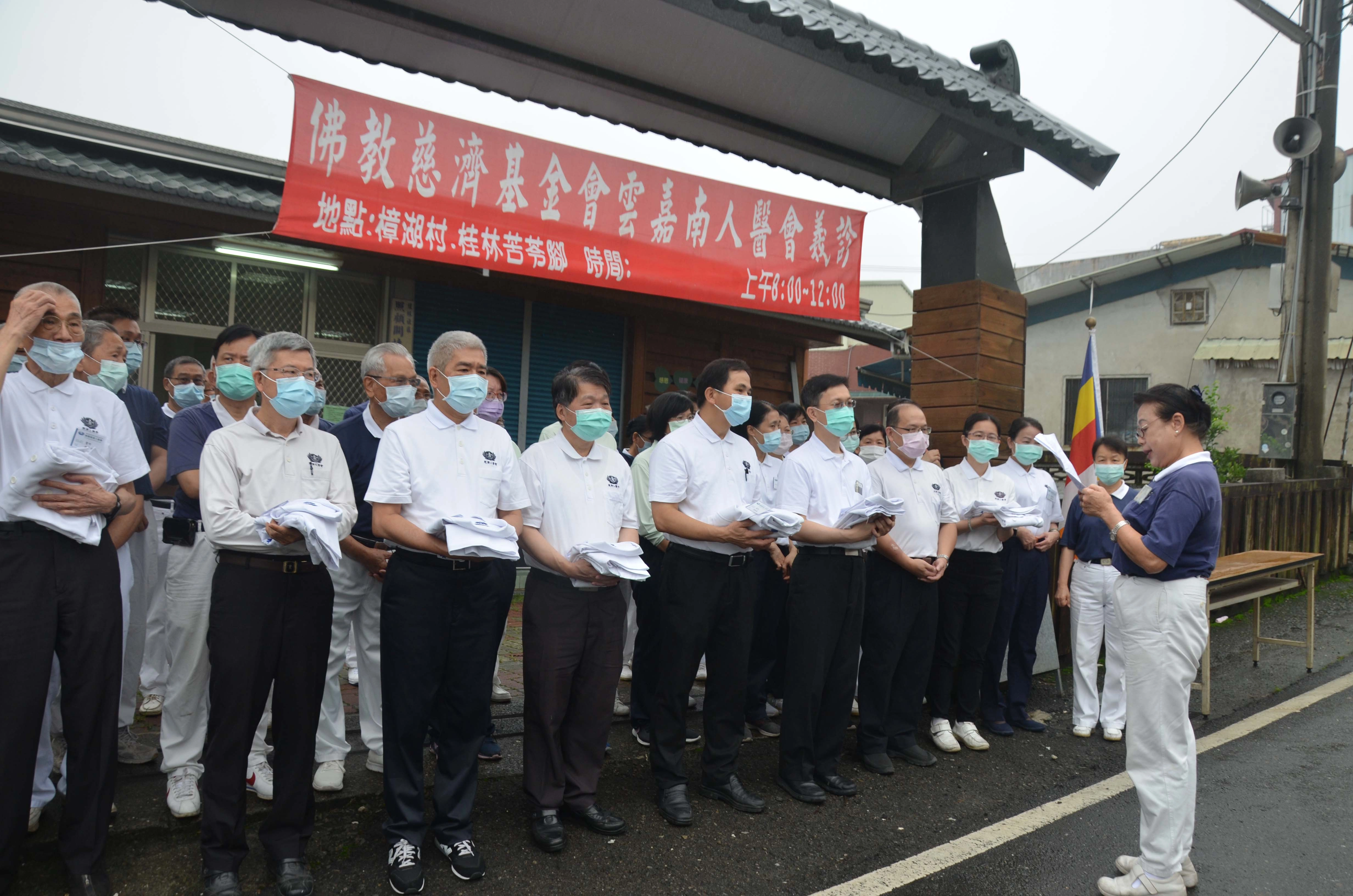 此次動員十五位醫護人員，四十八位慈濟志工。志工窗口陳春菊為大家分配義往診路線及定點。