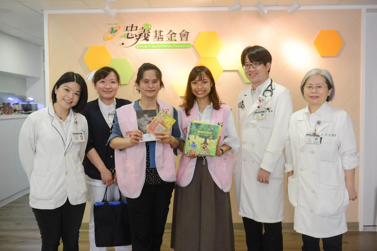 兒童復健中心吳欣治主任(右一)帶領醫護團隊前往忠義育幼院義診。(圖/盧義泓)