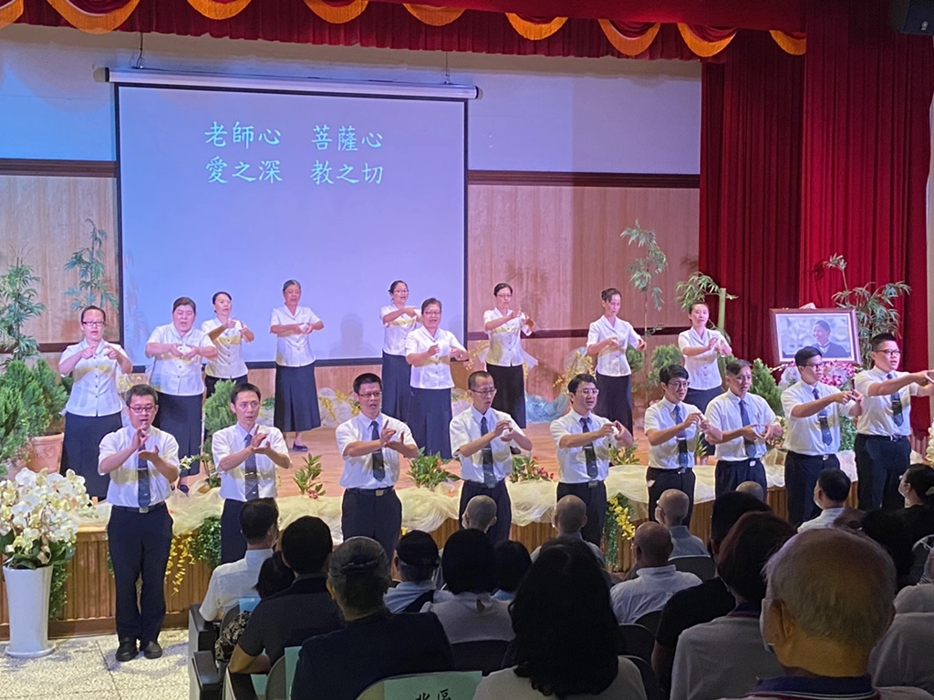 慈大附中的教師們演繹「老師心．菩薩心」追思緬懷。