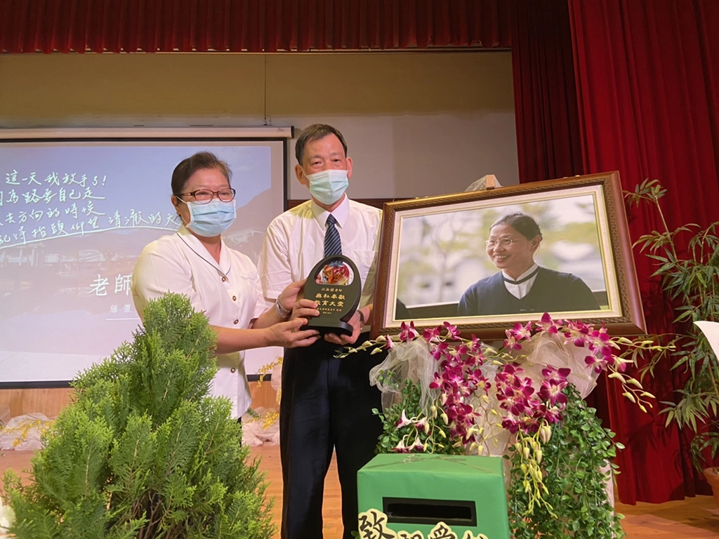 慈大附中校長李玲惠致贈教育大愛獎，由江淑慎老師的先生代表接受。