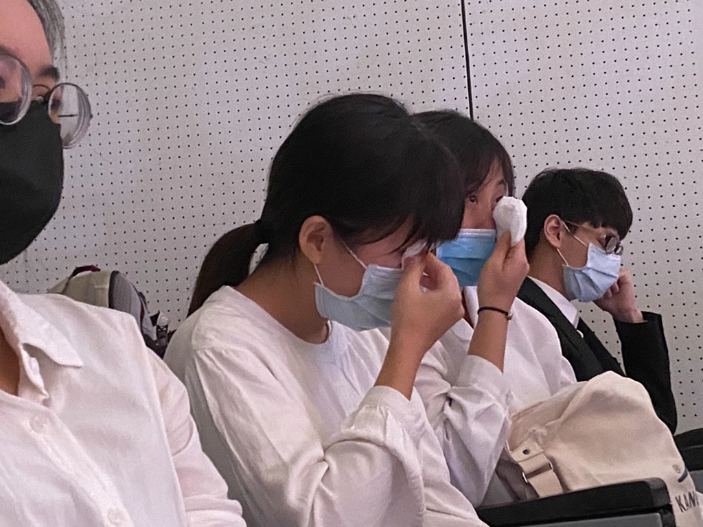學子們在追思會上想起老師，紛紛拭淚。