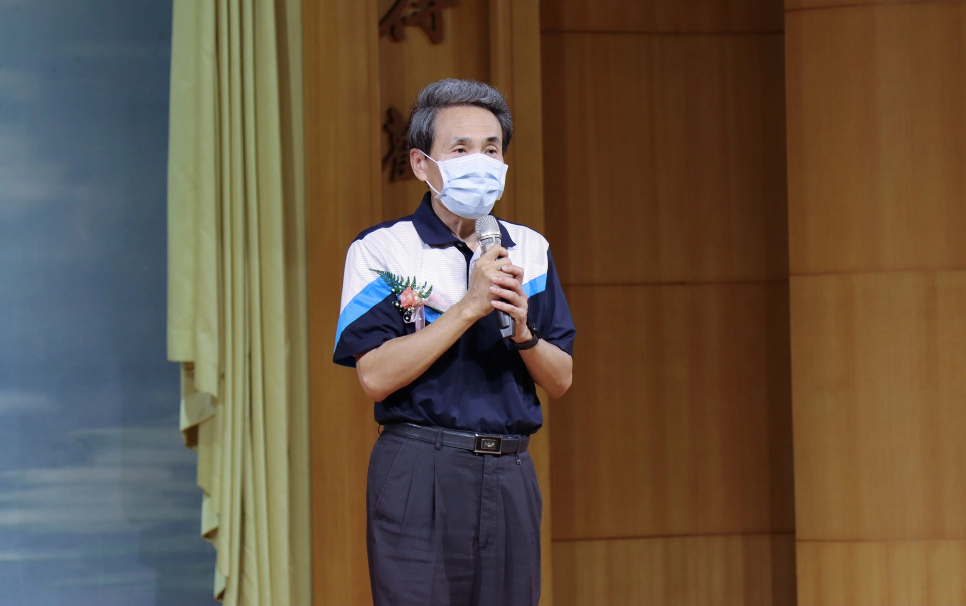 雲林縣教育處長邱孝文為學子頒獎並勉勵。