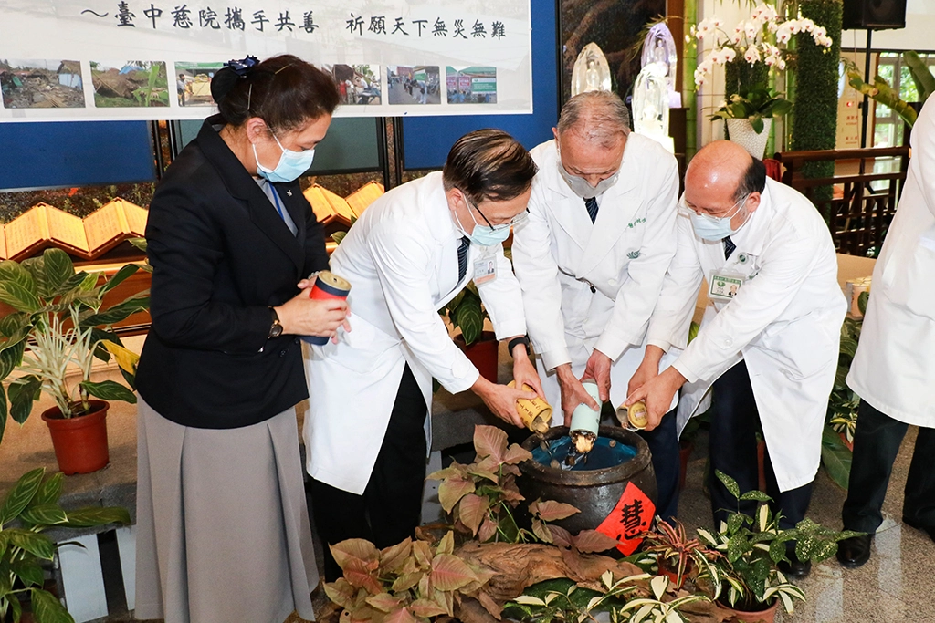 慈濟醫療志業執行長林俊龍（右二）率臺中慈濟醫院主管捐竹筒獻愛心。