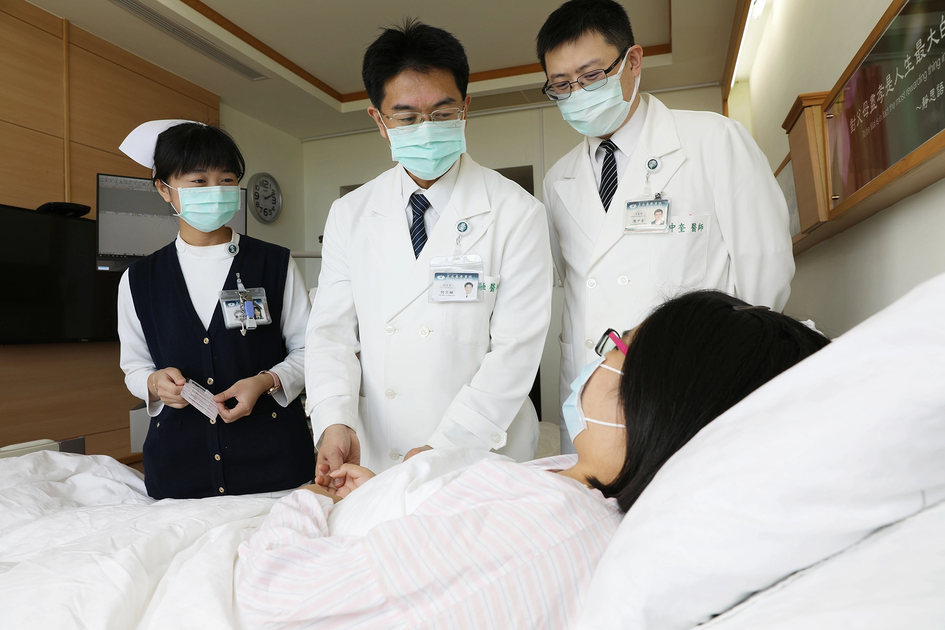 花蓮慈院副院長何宗融(中)、中醫部主治醫師陳中奎為住院患者進行診療。