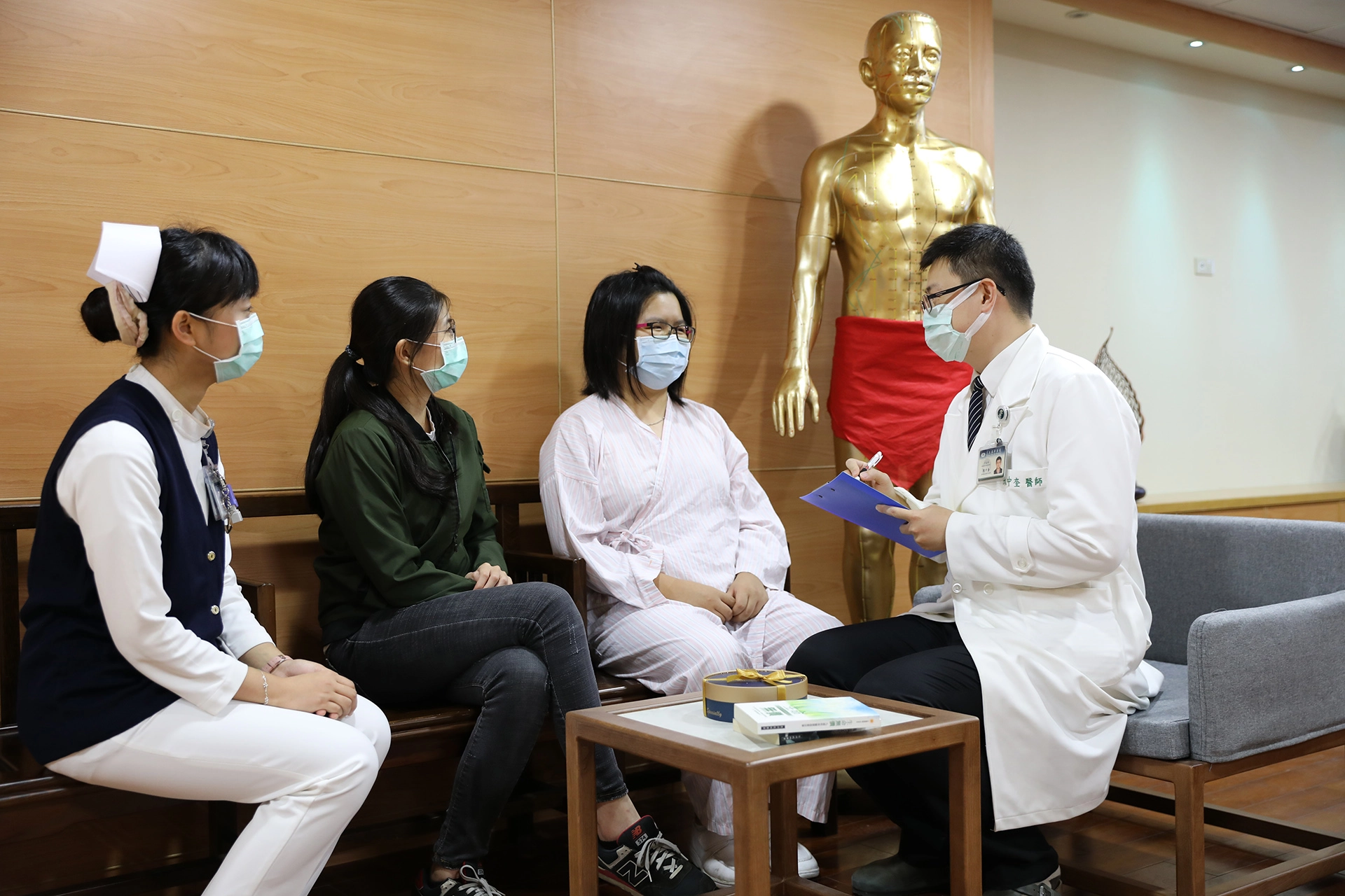 陳中奎醫師與病人及家屬會談。