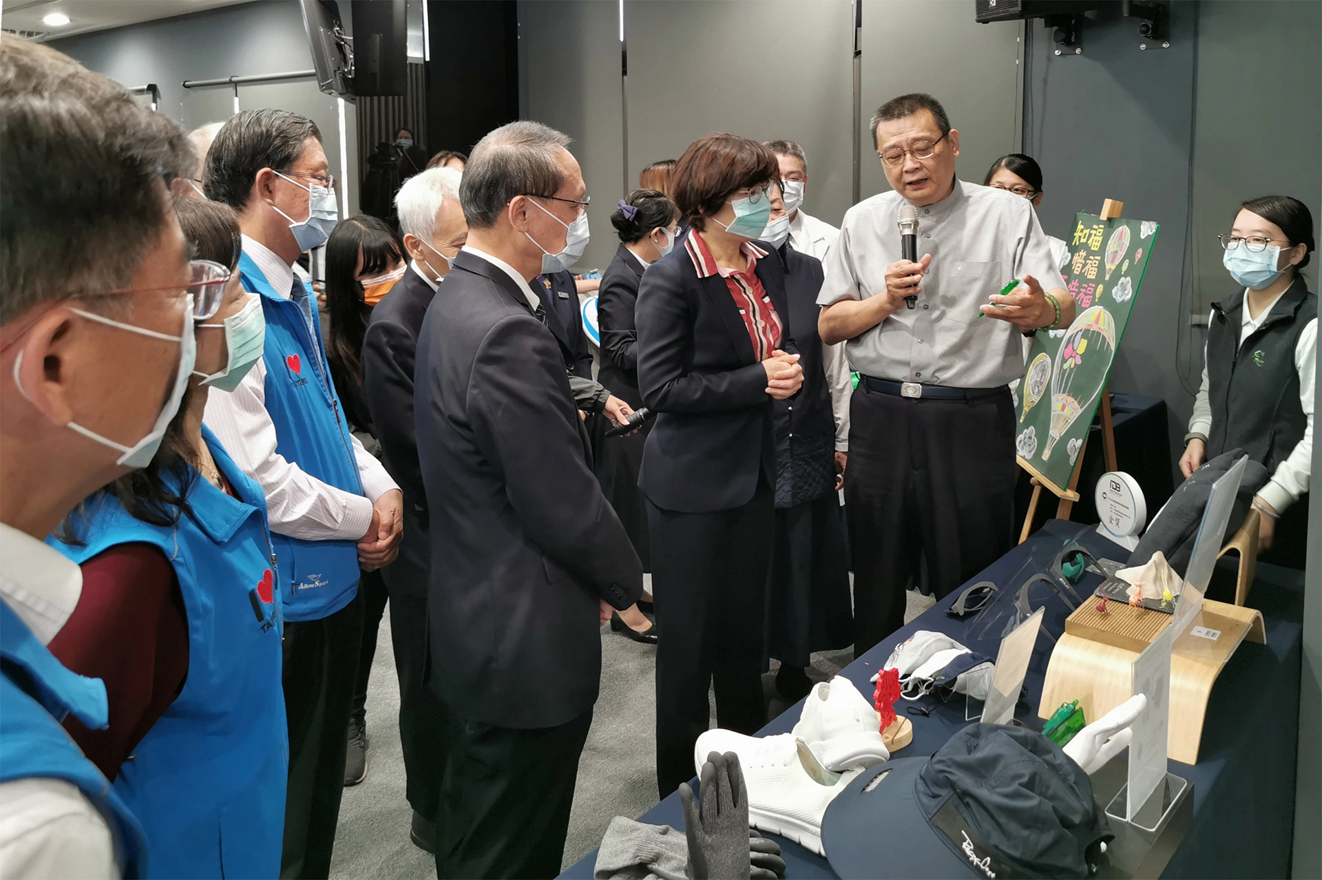 慈濟介紹用回收寶特瓶再製的生活用品。