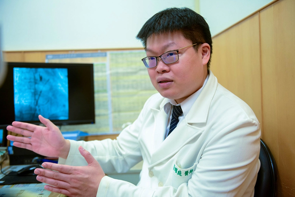 張耀庭醫師解說冷凍消融手術過程。